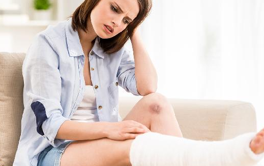 大腿内侧越抓越痒一般是由什么原因引起的？