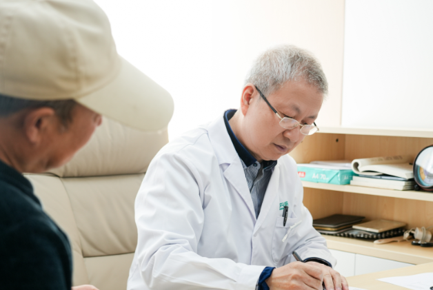 网传“白癜风患者绝对不能吃维生素C、完全要忌口所有水果”，这种说法科学吗？